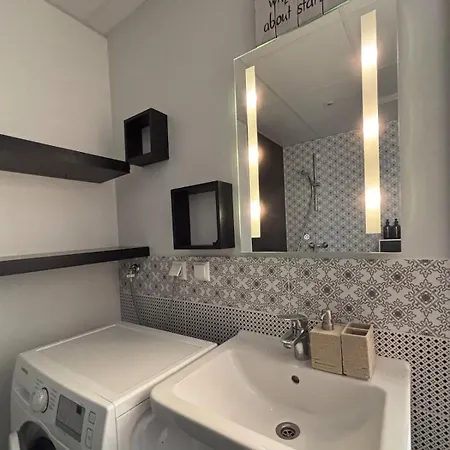 2-room By Telliskivi & Old Town, Free Private Parking شقة تالين